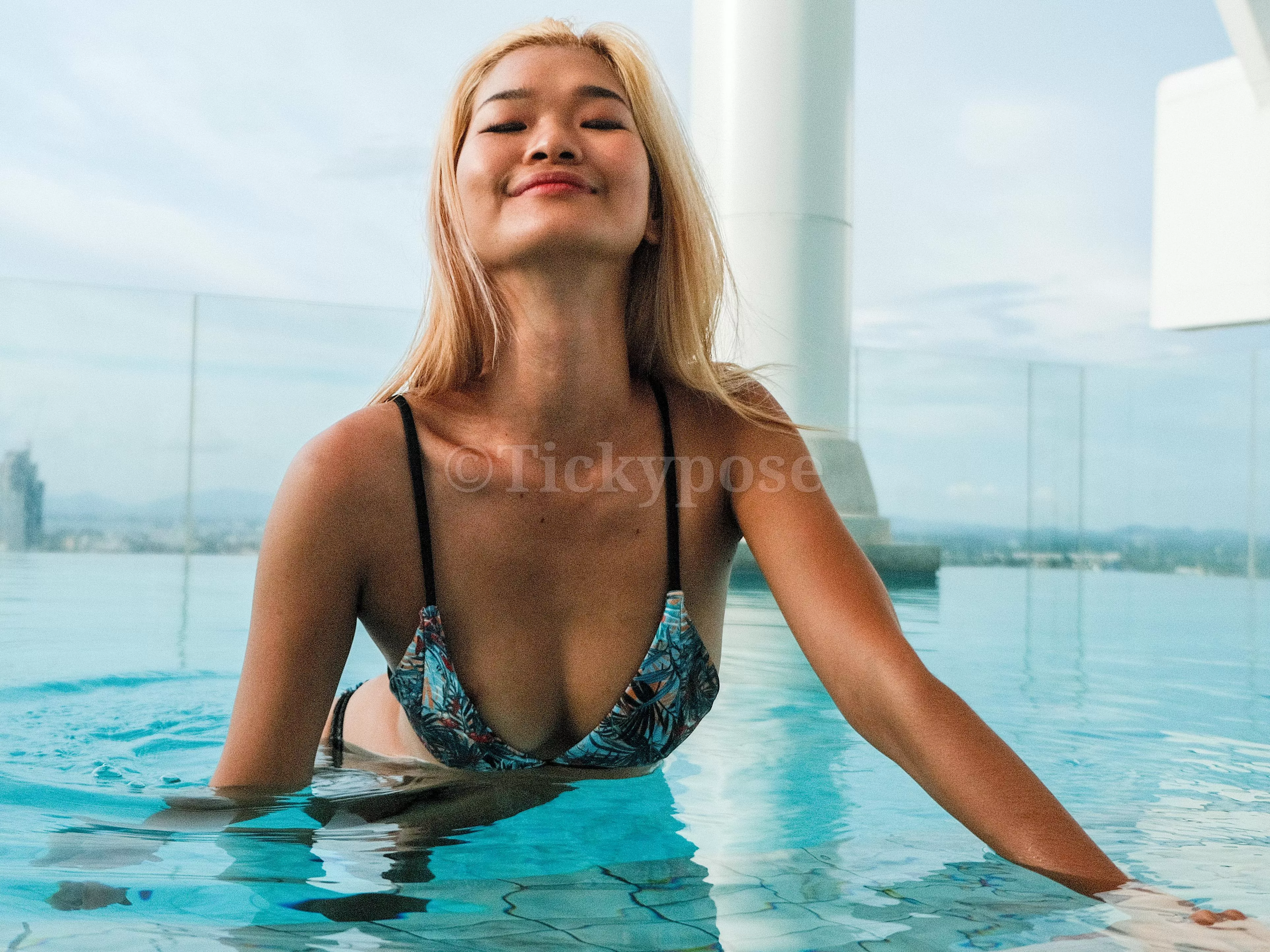 I'm just here to wish you a happy Tuesday (F 25)