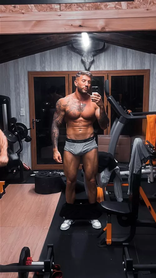 It's risky to fuck in this gym but are you willing to take the risk with me?