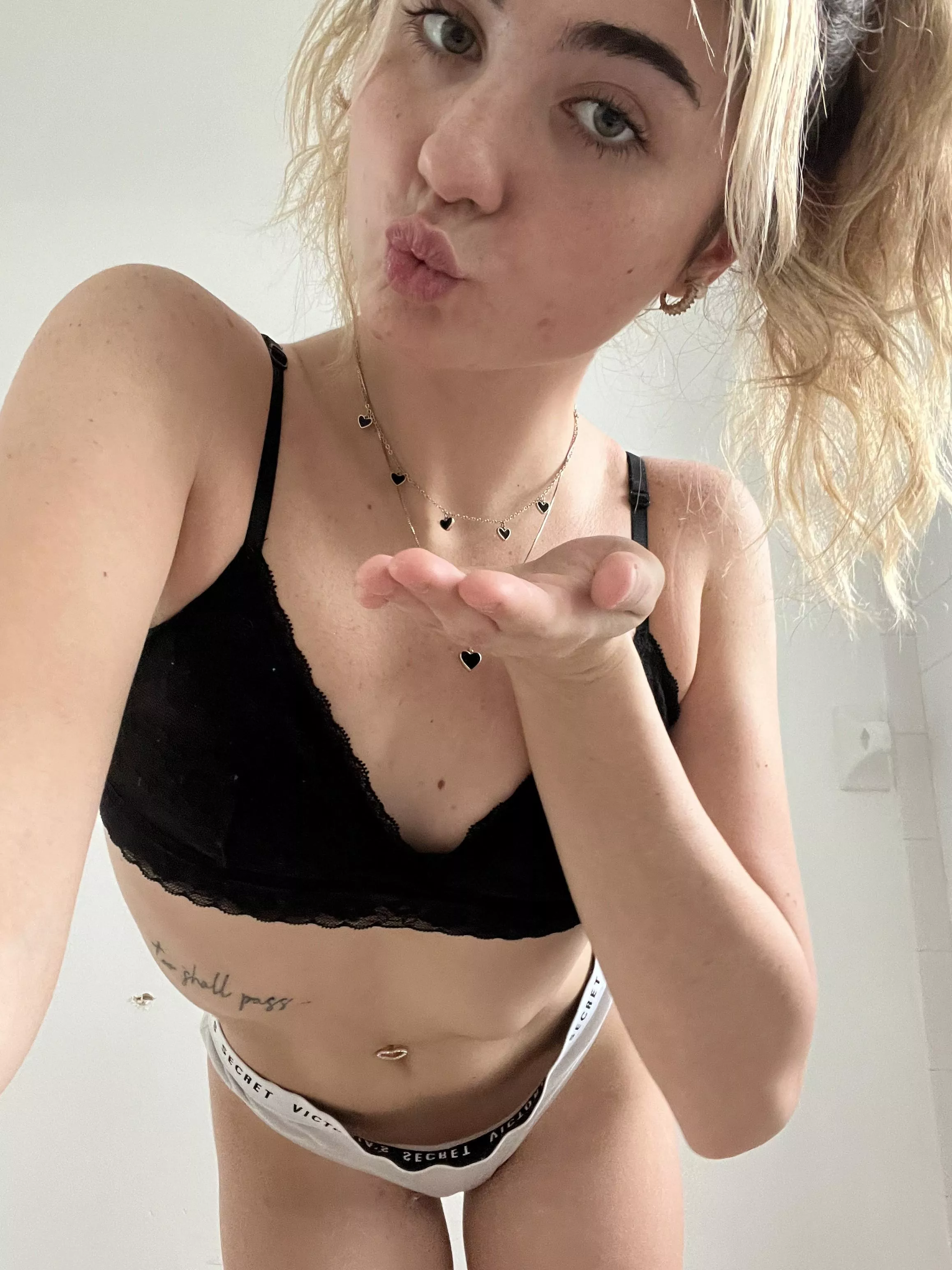 kisses for the ones who loves skinny girls like me