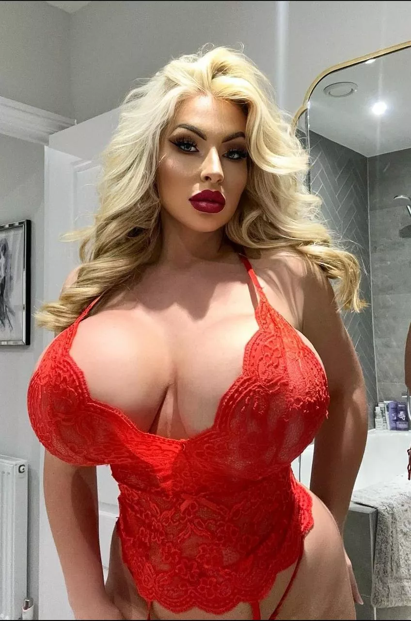 Maddison Busty Blonde Bimbo 🔥