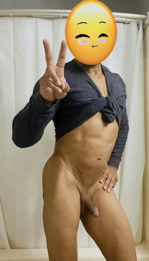 Muscle bottom new here! 👋🏽 40 years old, Northern VA, 5’10. Into kissing, cock worship, etc.