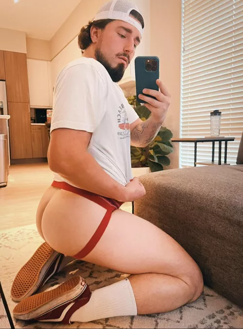 need a big cock to beat this pussy up— any takers? 🙇🏻