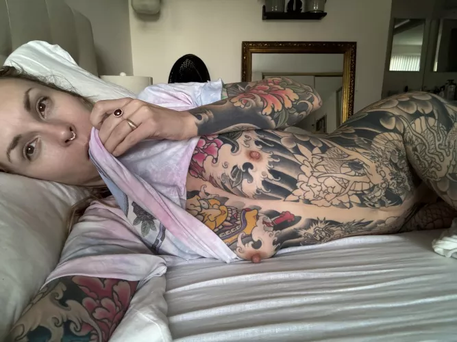 Petite and tatted blonde wants to please 