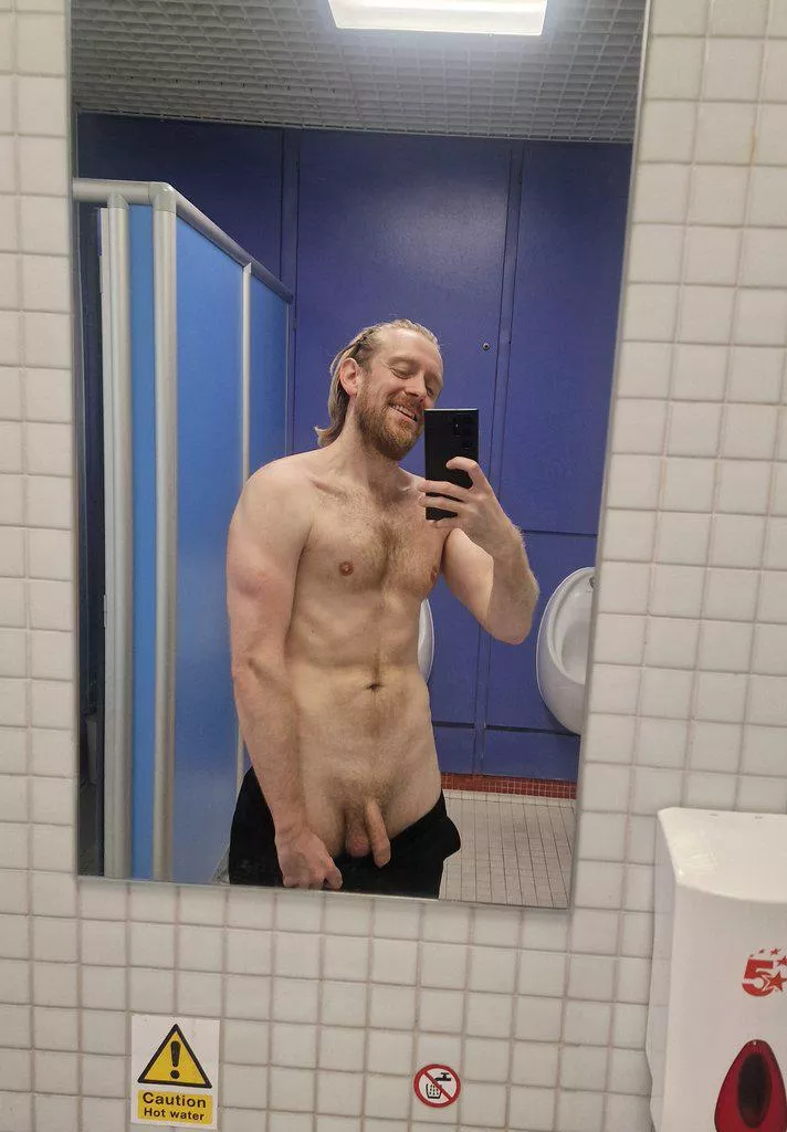 Public toilet selfie 🤳🏻🤪 