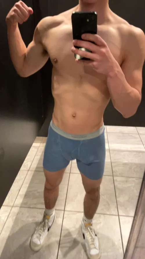 sniff my sweaty bulge after my leg workout bro.