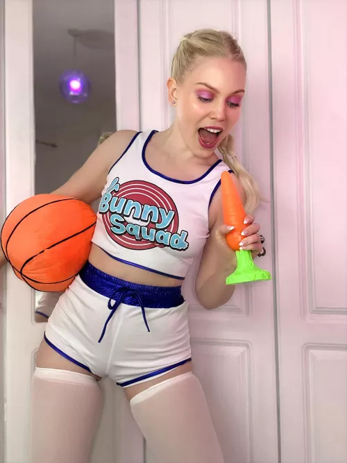 Such a good bunny needs a carrot 