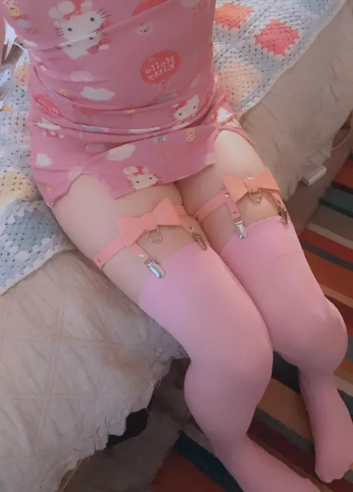 Thigh squishing needed >.< 💕🎀