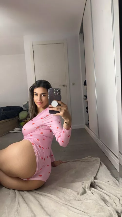 Trying new poses and angles... I hope you know how to open that present