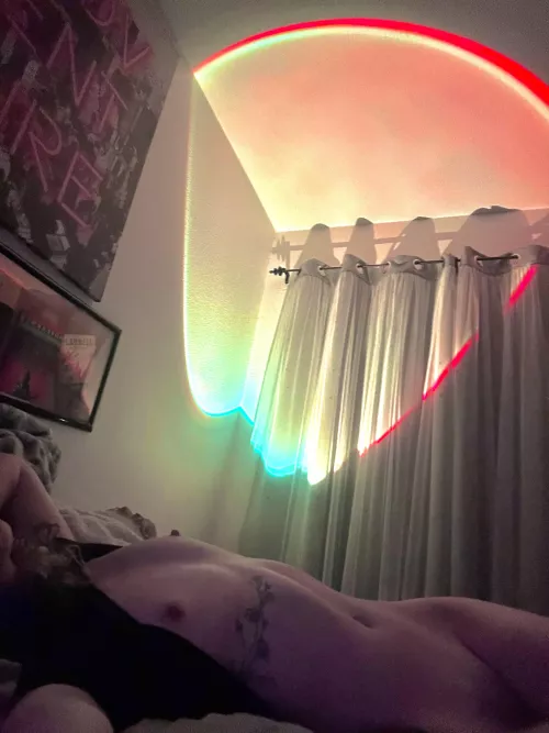 Who wants to lay down with me ;)