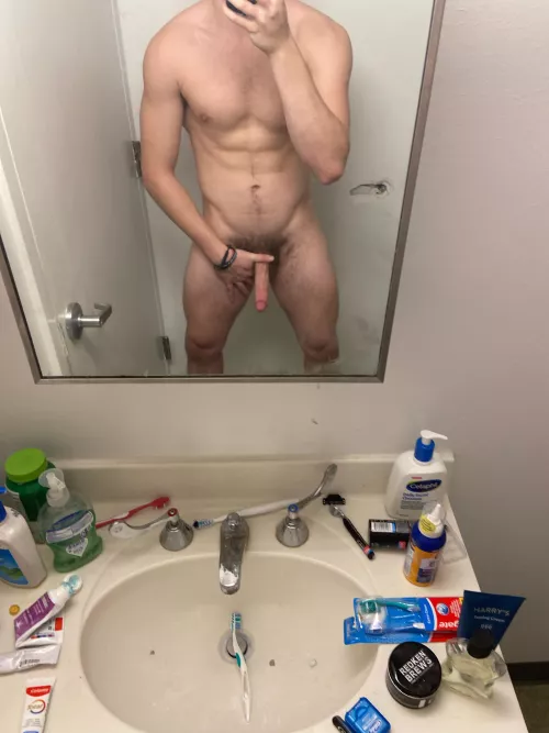 19 looking to show off or join a group hmu