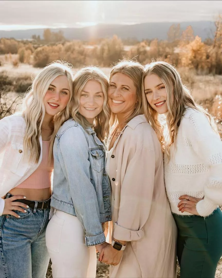 2314 Blonde mom and her daughters