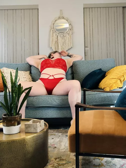 Alllll alone in my Airbnb 😜