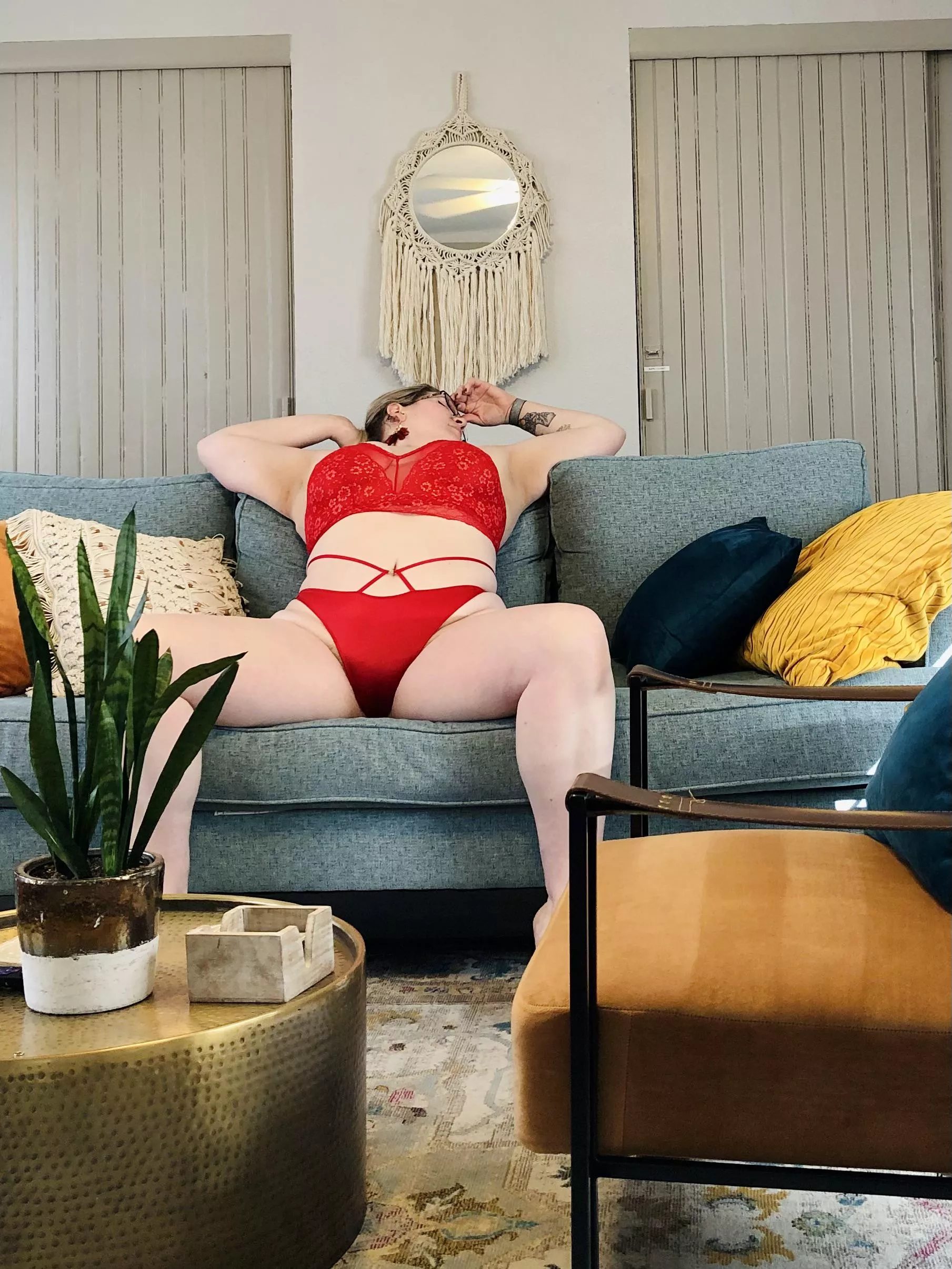 Alllll alone in my Airbnb 😜