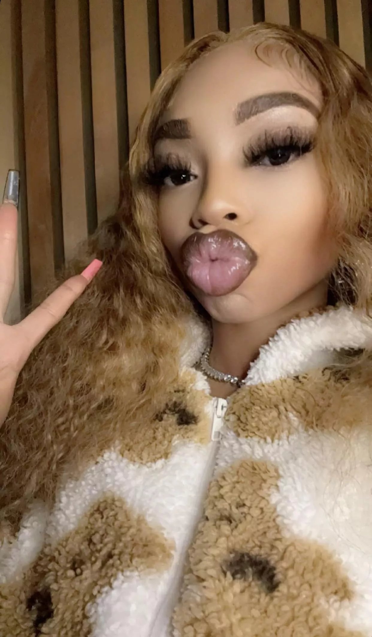 big juicy lips for pulling dicks😋