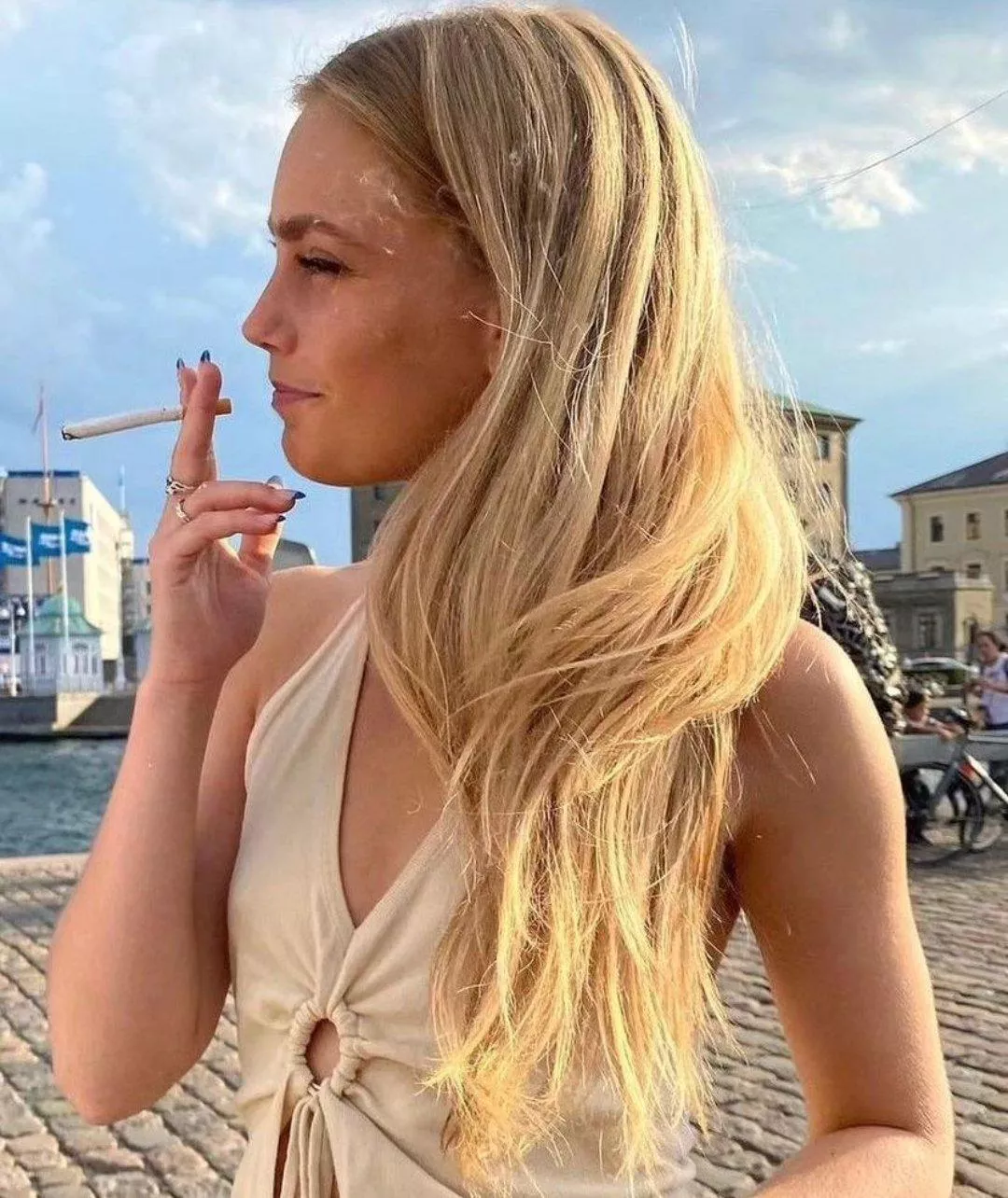 Blonde about to drag 🤤