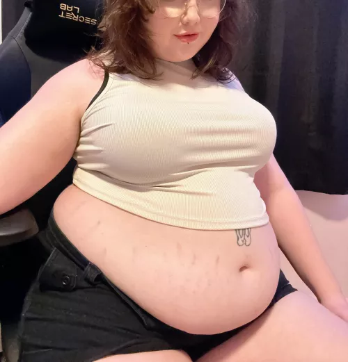 Crop tops 🤝 pot belly’s 