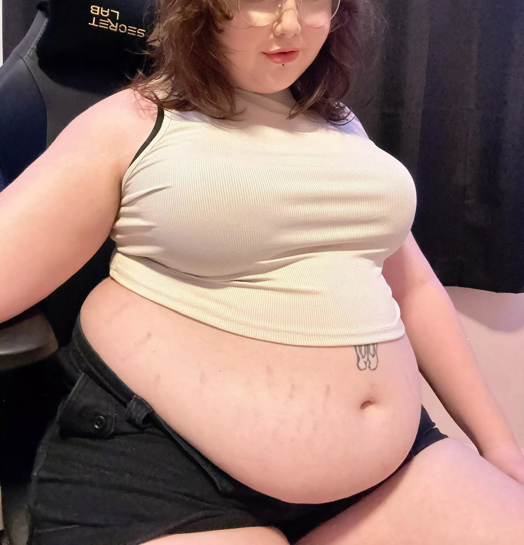 Crop tops 🤝 pot belly’s 