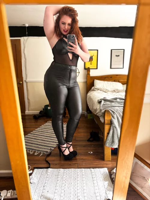 Curvy chicks in wet look leather 
