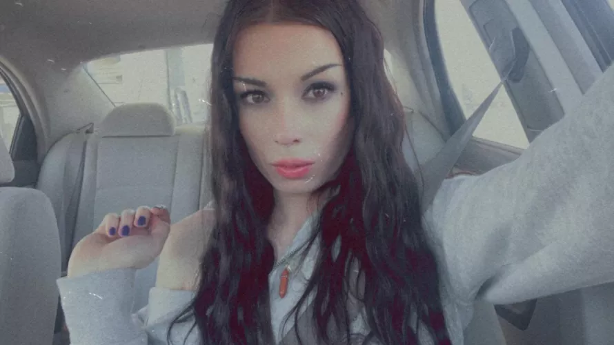 do you accept nudes from horny tgirls? 🖤