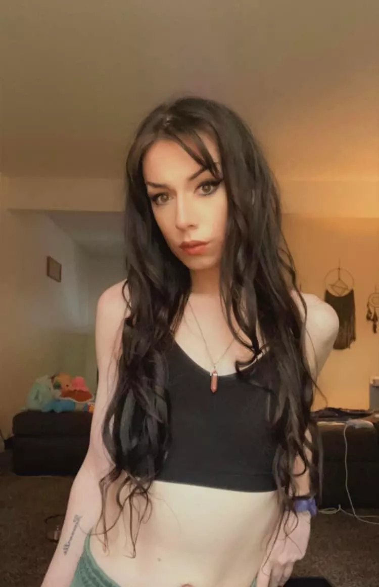 do you accept nudes from horny tgirls? 🖤