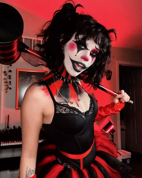 Hope you like some killer clown girls 😈