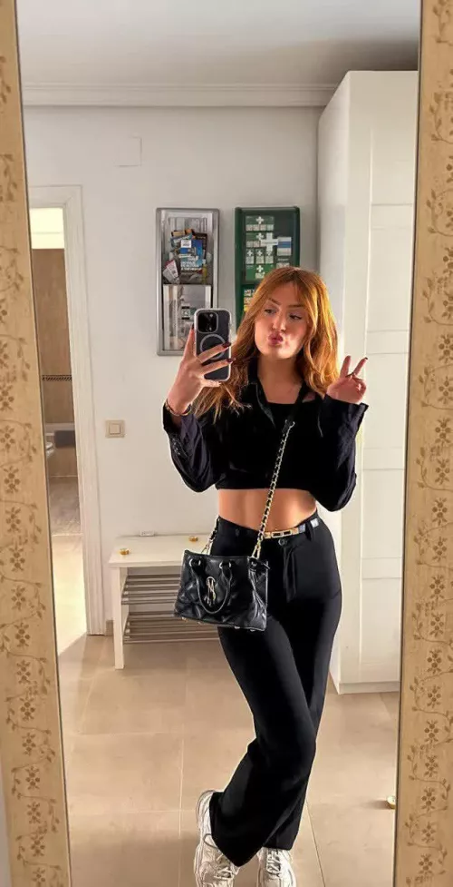 I think a complete black outfit is a good contrast to my hair