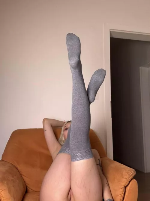 imagine this legs on your shoulders daddy