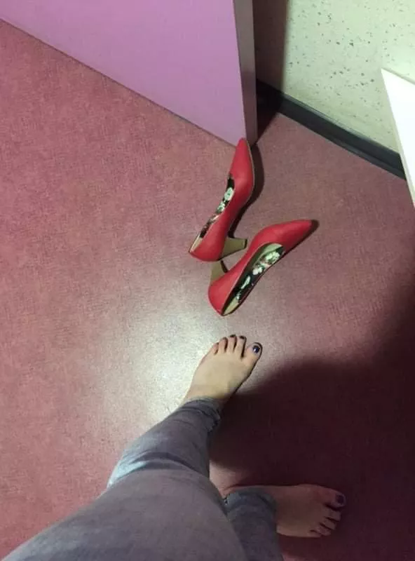 Oc - my boss likes to see my feet during work