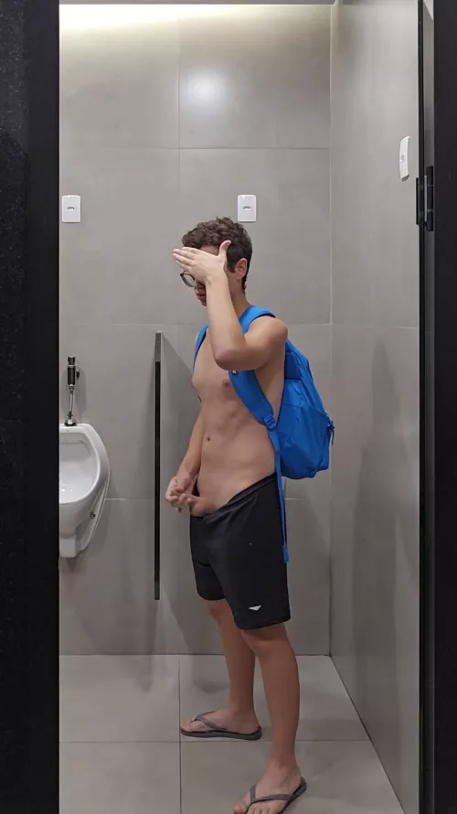 Showing my dick at the subway bathroom [18] 