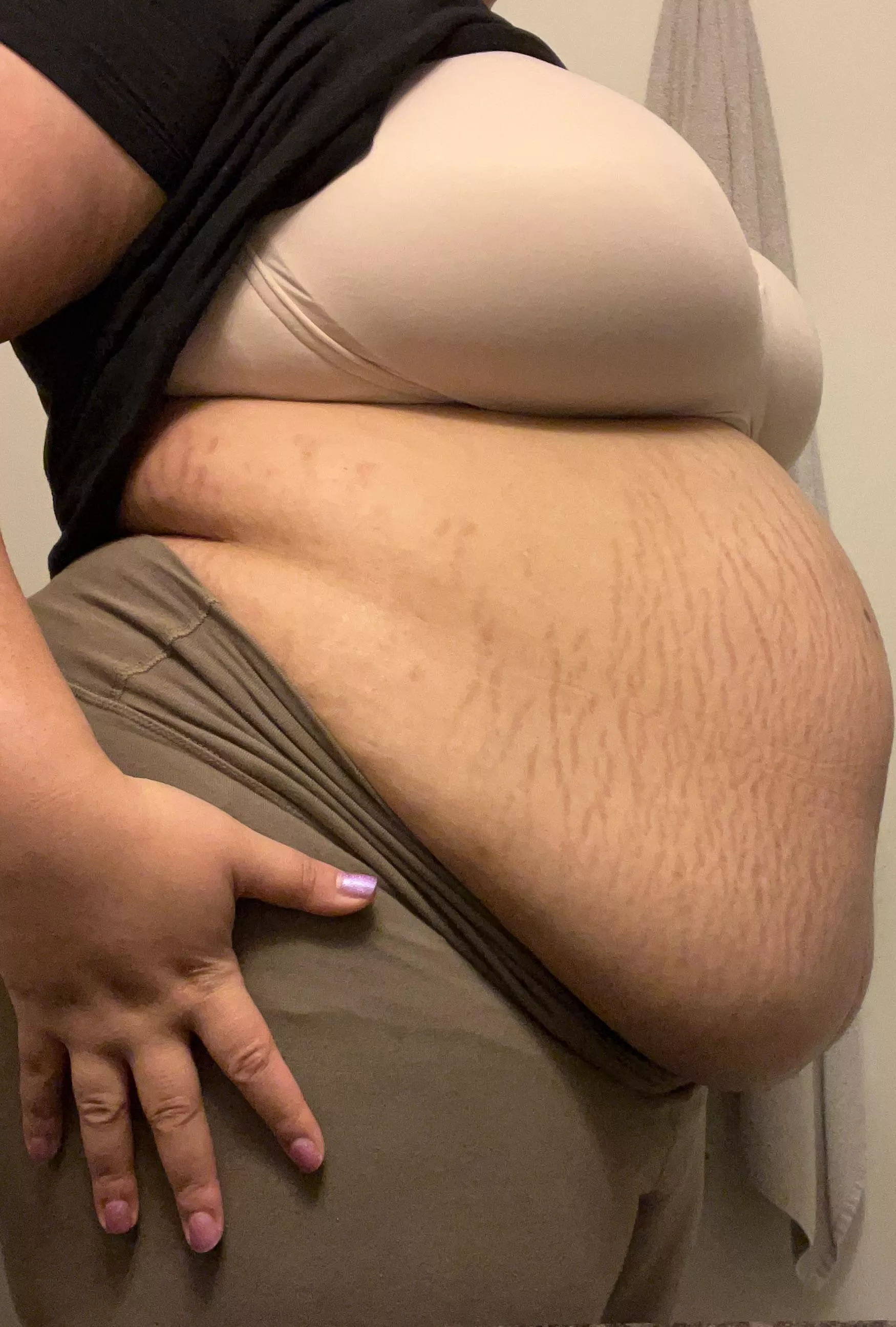 Side view of my tiger striped belly 😍😍