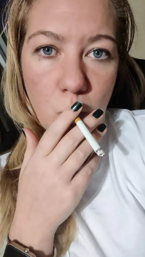 That after work smoke that was soooo much needed! 🚬💋 Busy ass day thankfully cumming to an end 🖤