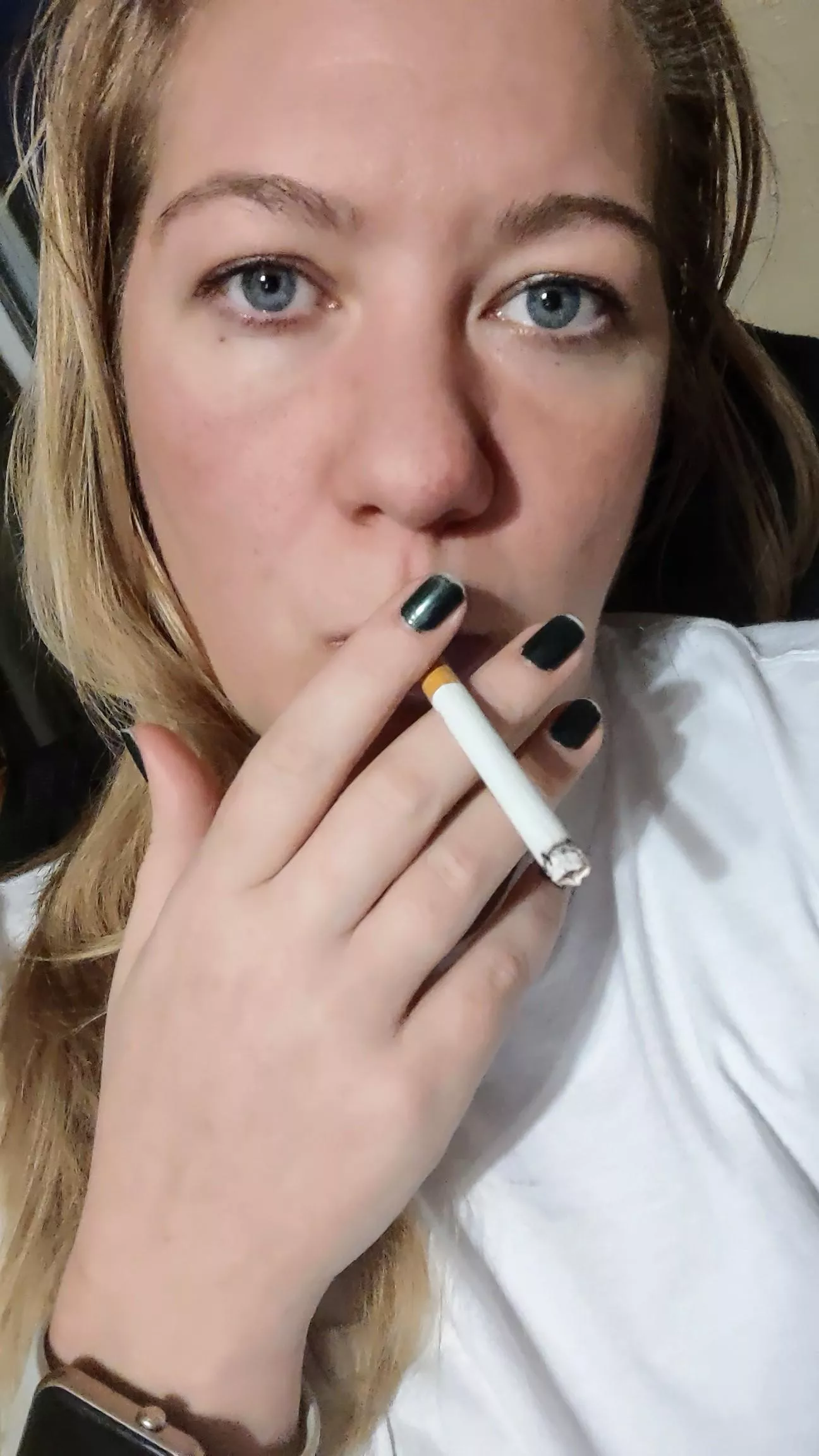 That after work smoke that was soooo much needed! 🚬💋 Busy ass day thankfully cumming to an end 🖤