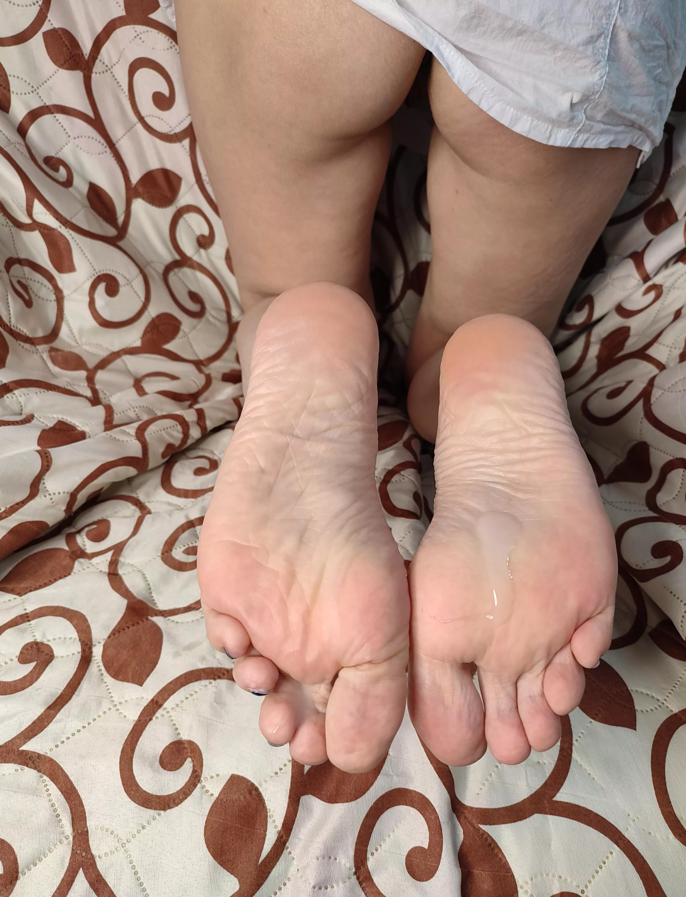 What a scoundrel, he just ejaculated on my feet