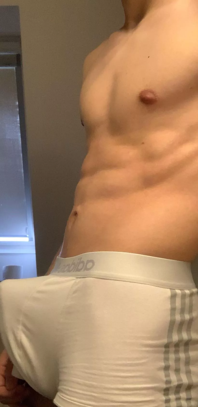 18 with abs and hung. Looking for guys with abs who show face. Hmu @justin_p001