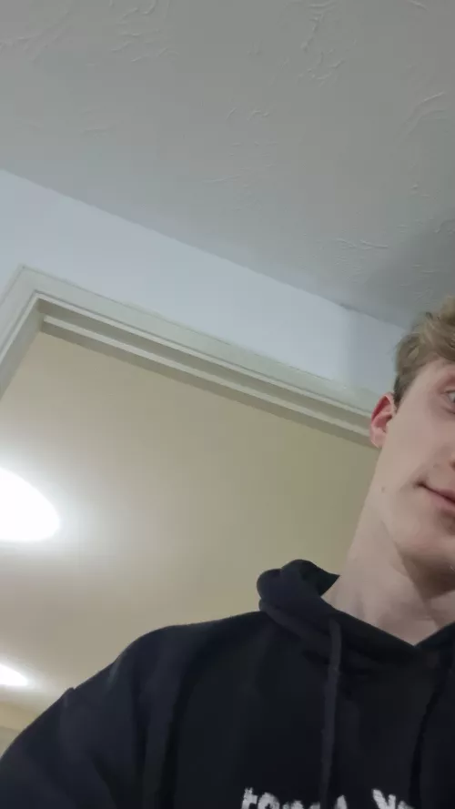 22 UK Straight guy here bored af looking for a gay bottom friend to get to know if you're around my age or younger hmu