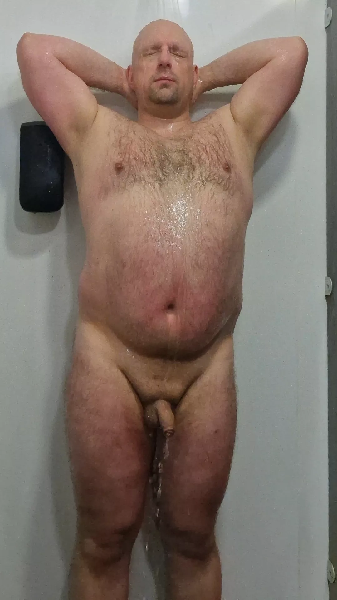 [45] If you saw me in the gym showers like this, what would you do? 