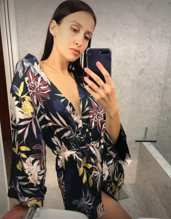 A silk dress is ideal for cooling the skin in summer