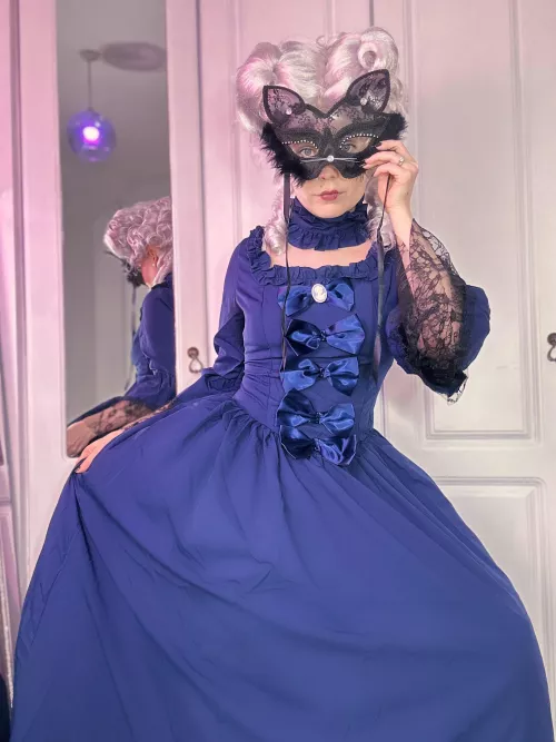 Bow to your Meowjesty 