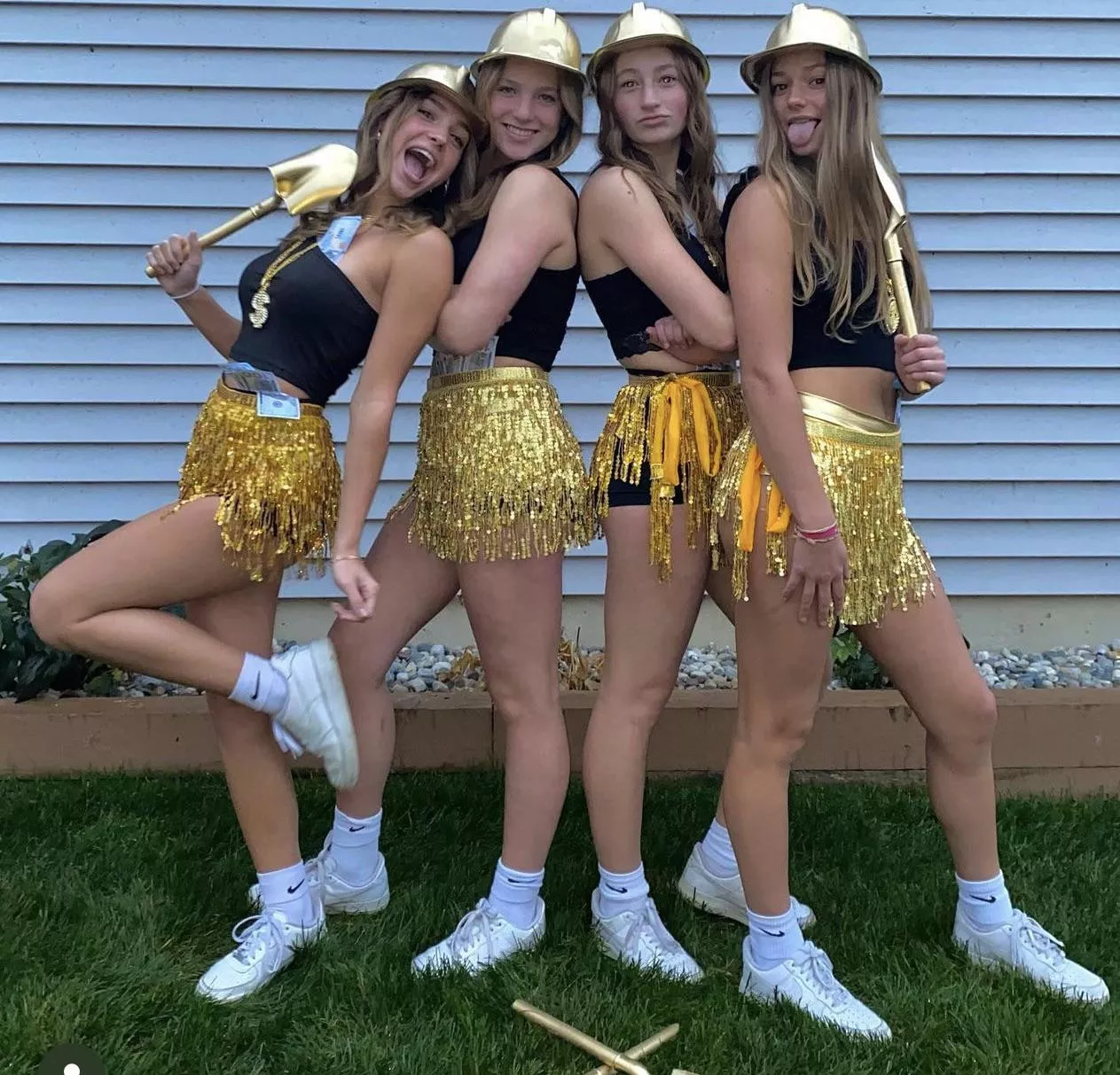 Can you pick just one gold digger? [4]