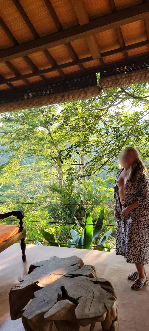 Couldnt keep in place while at the hotel lobby🫢.