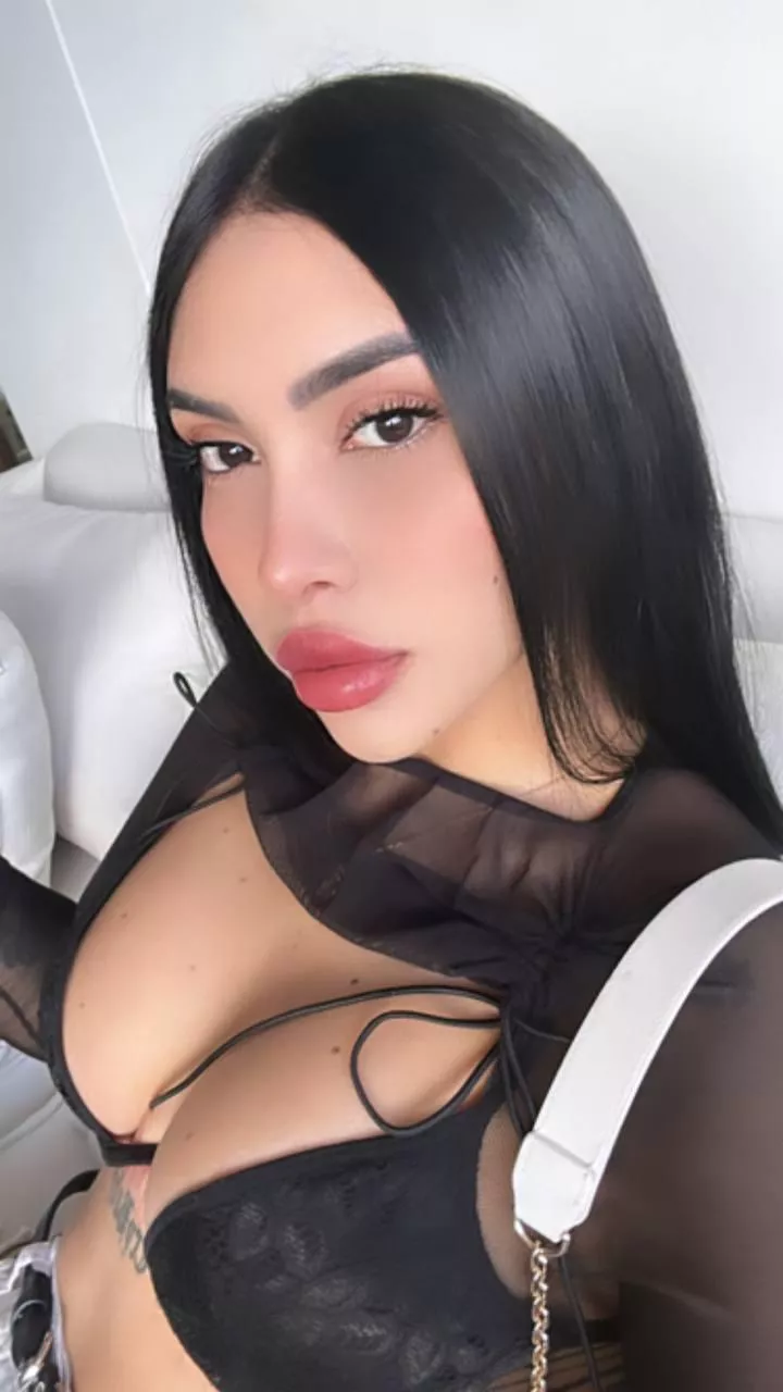 Do i look sexy in this croptop?