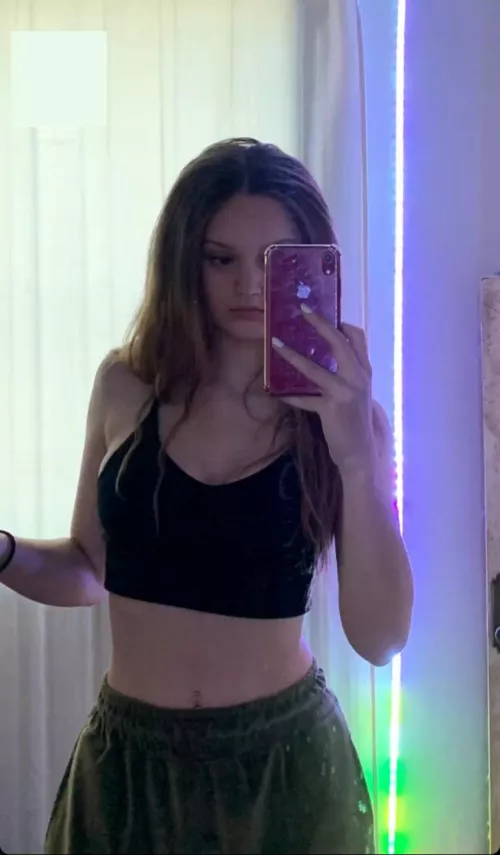 Do i look sexy in this croptop? [F18]