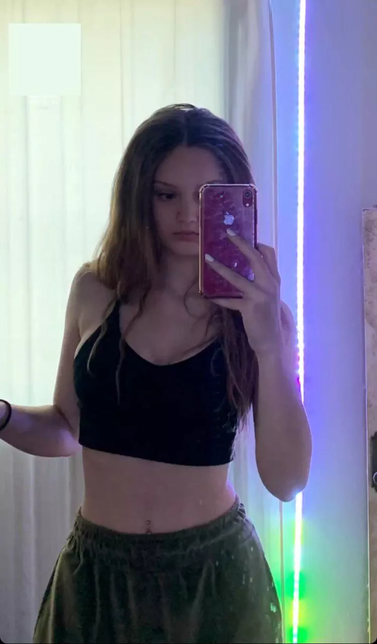 Do i look sexy in this croptop? [F18]