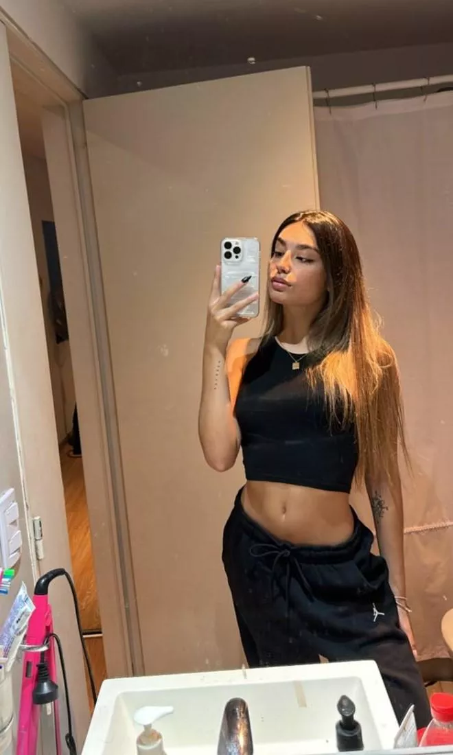 Do i look sexy in this croptop? [F18]
