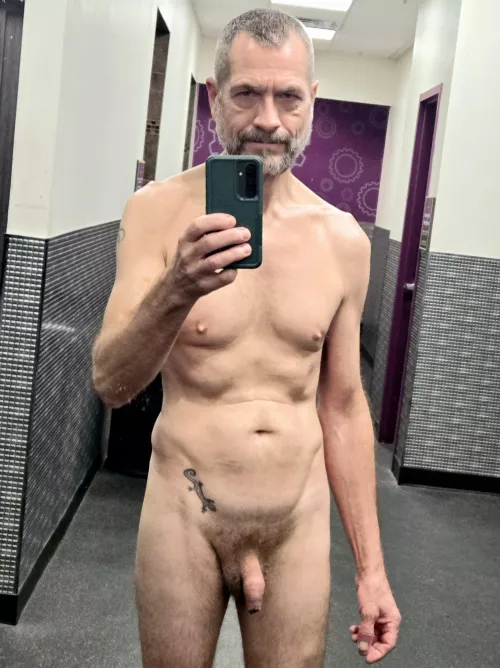 I love to take risky pics in the locker room 