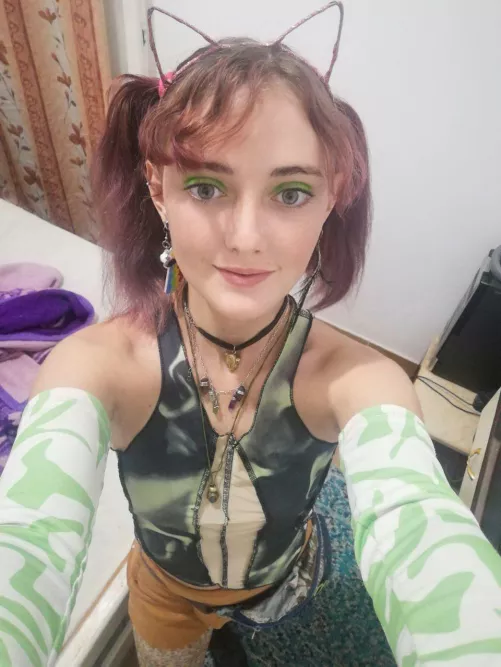 just chilling in my room, hows this look babe F18