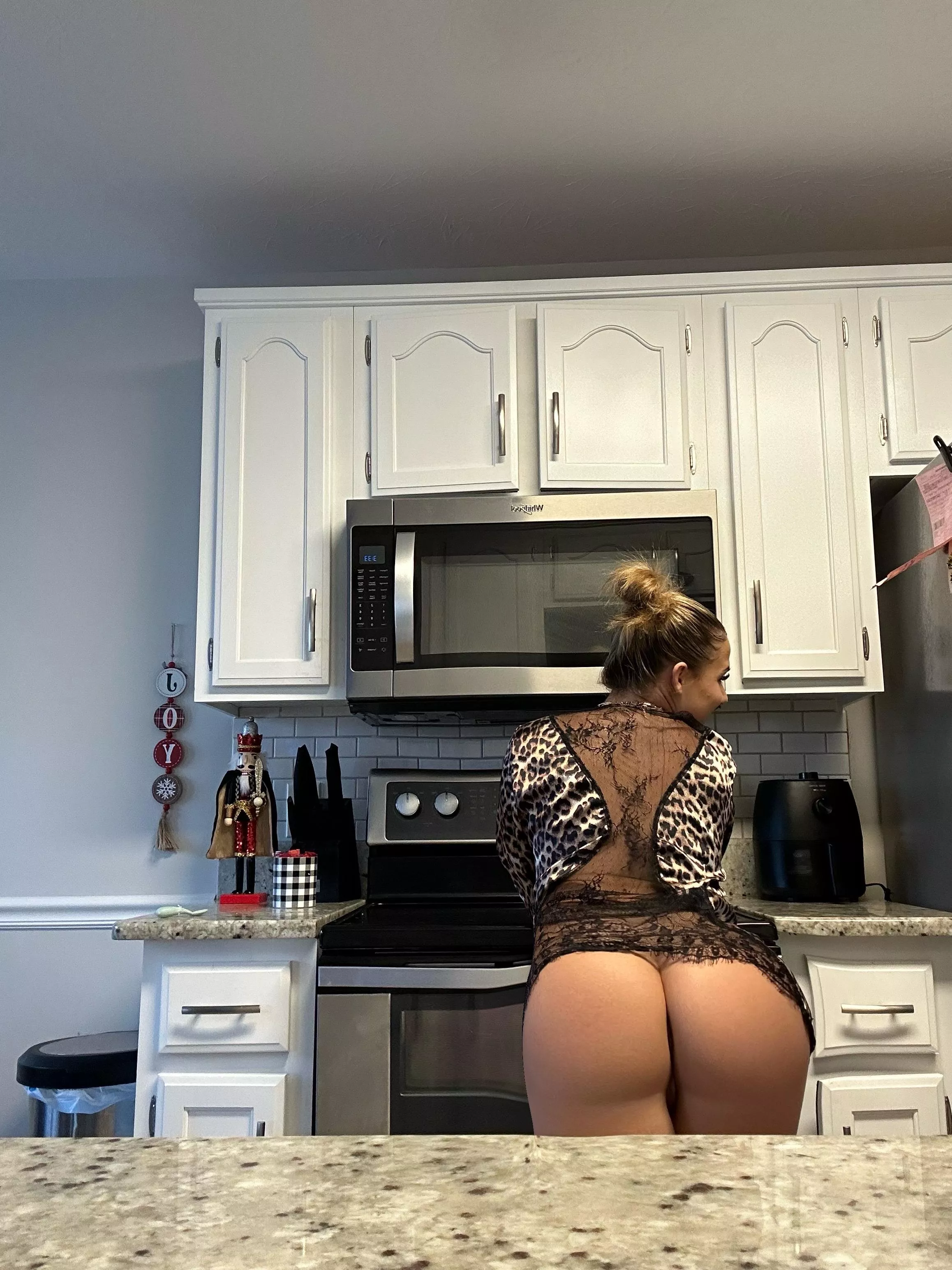 Rate my ass while I’m cooking