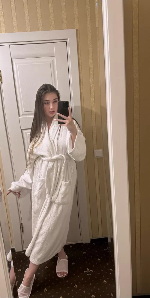 Selfies in the mirror as a separate type of art