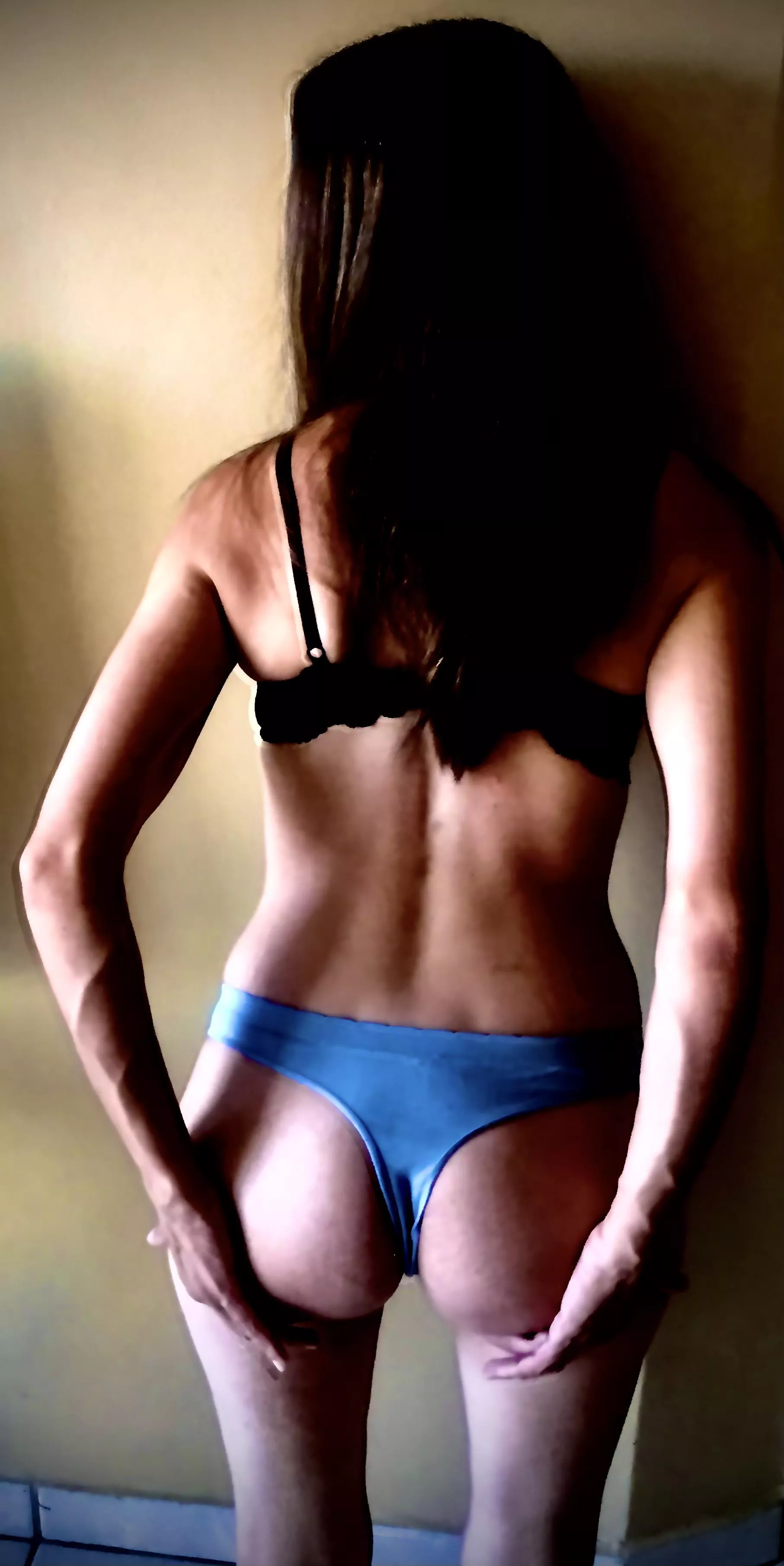 Selling my nudes dm if interested. I also do custom content.