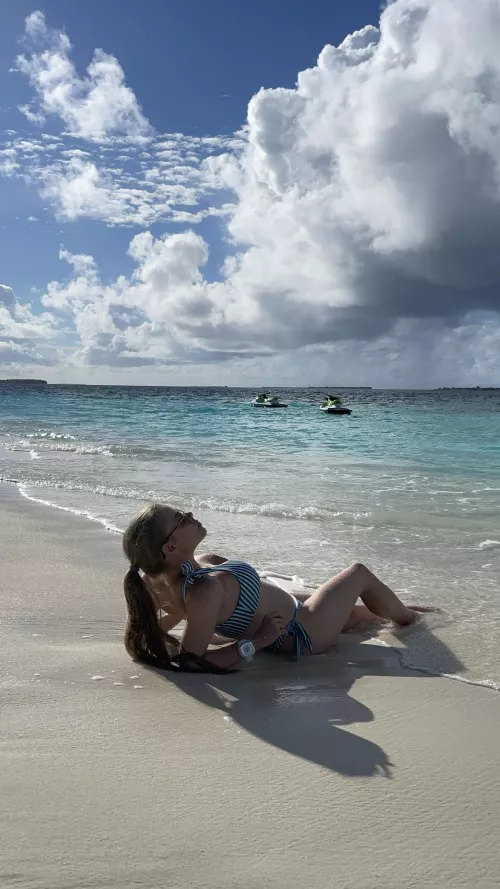 Showing my bikini to the sea